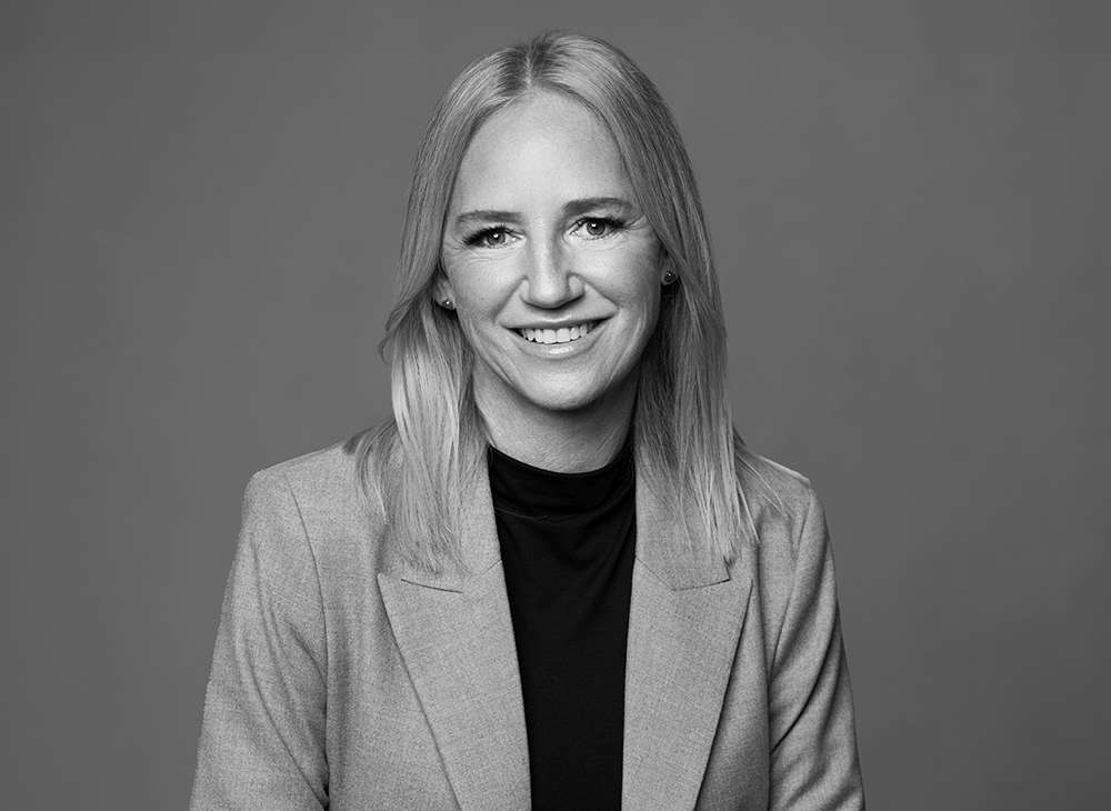 Porträtfoto von Tina Keiner – lächelnde Frau mit blonden Haaren in hellem Blazer